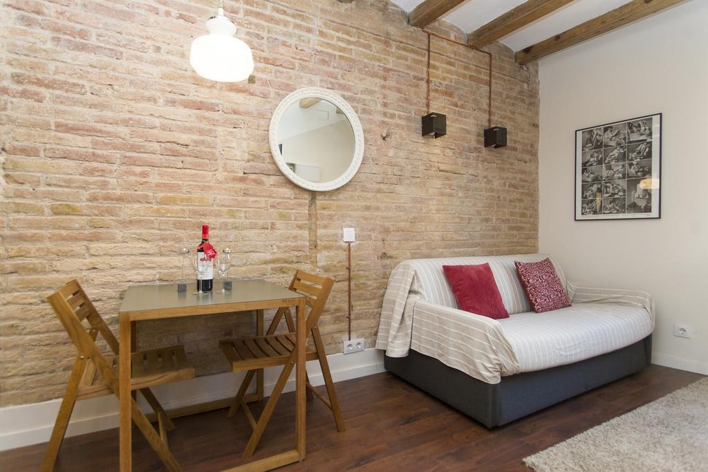 Apartments Barcelona Sagrada Pokoj fotografie