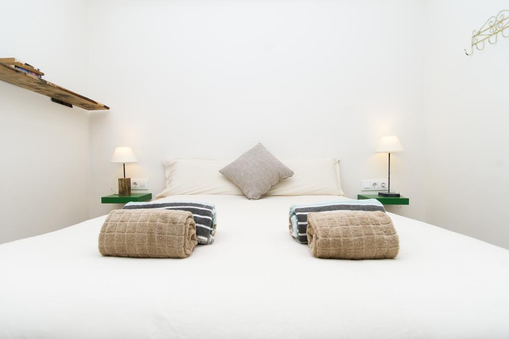Apartments Barcelona Sagrada Pokoj fotografie