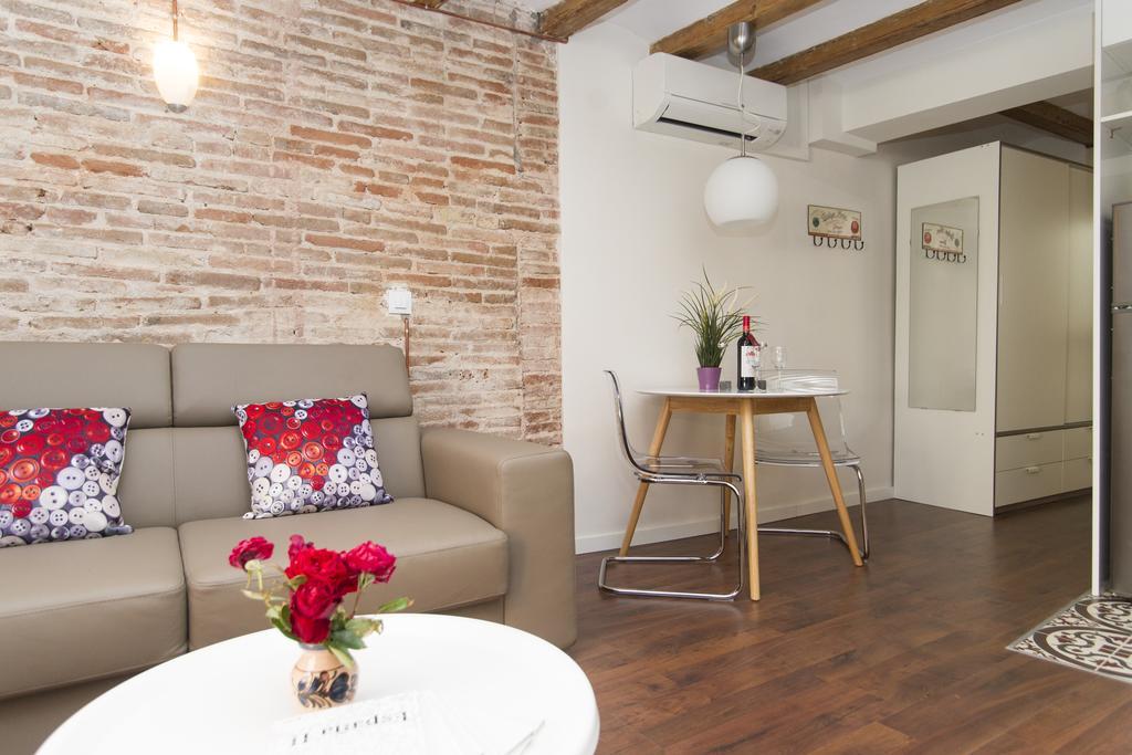 Apartments Barcelona Sagrada Pokoj fotografie